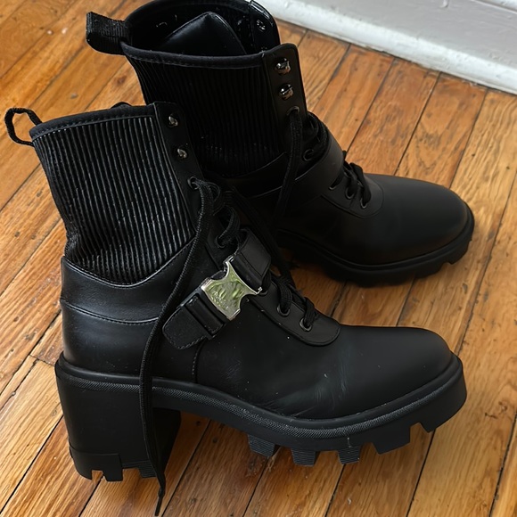 Moncler boots - Picture 1 of 13